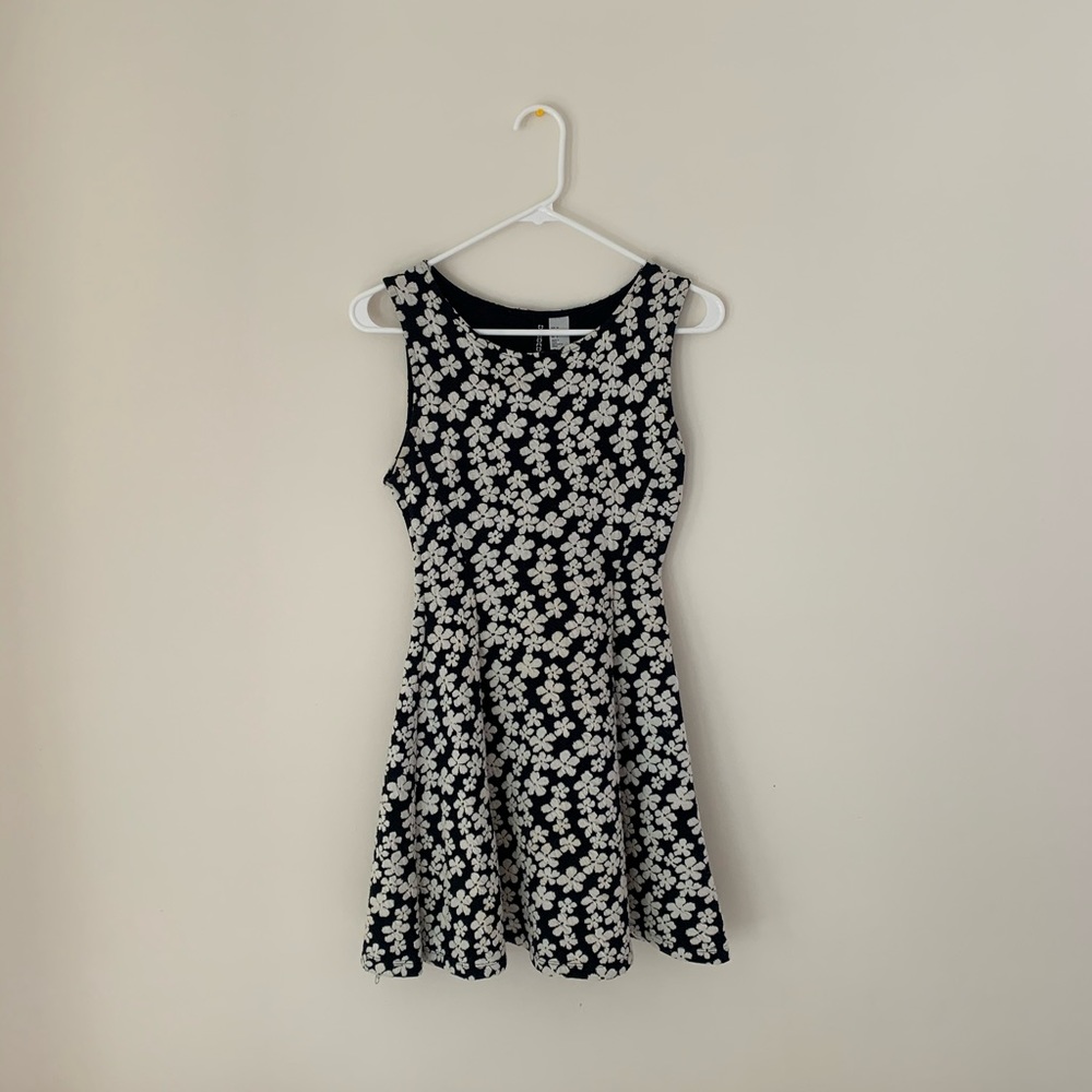 H&M cute white and navy flowery dress 💙🤍